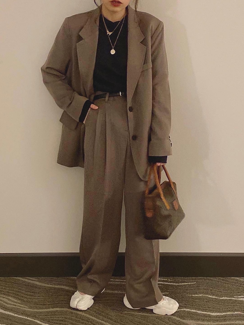 「セットアップ、ジャケットスタイル、足袋スニーカー、ナイキスニーカー、大人カジュアル、韓国ファッション、アクネ、AcneStudios、オトナ女子」｜「feminiqueのアイテム（テーラードジャケット、ブラウン系）」を使った、keiさん（レディース・159cm）の秋コーディネートの1枚目の写真