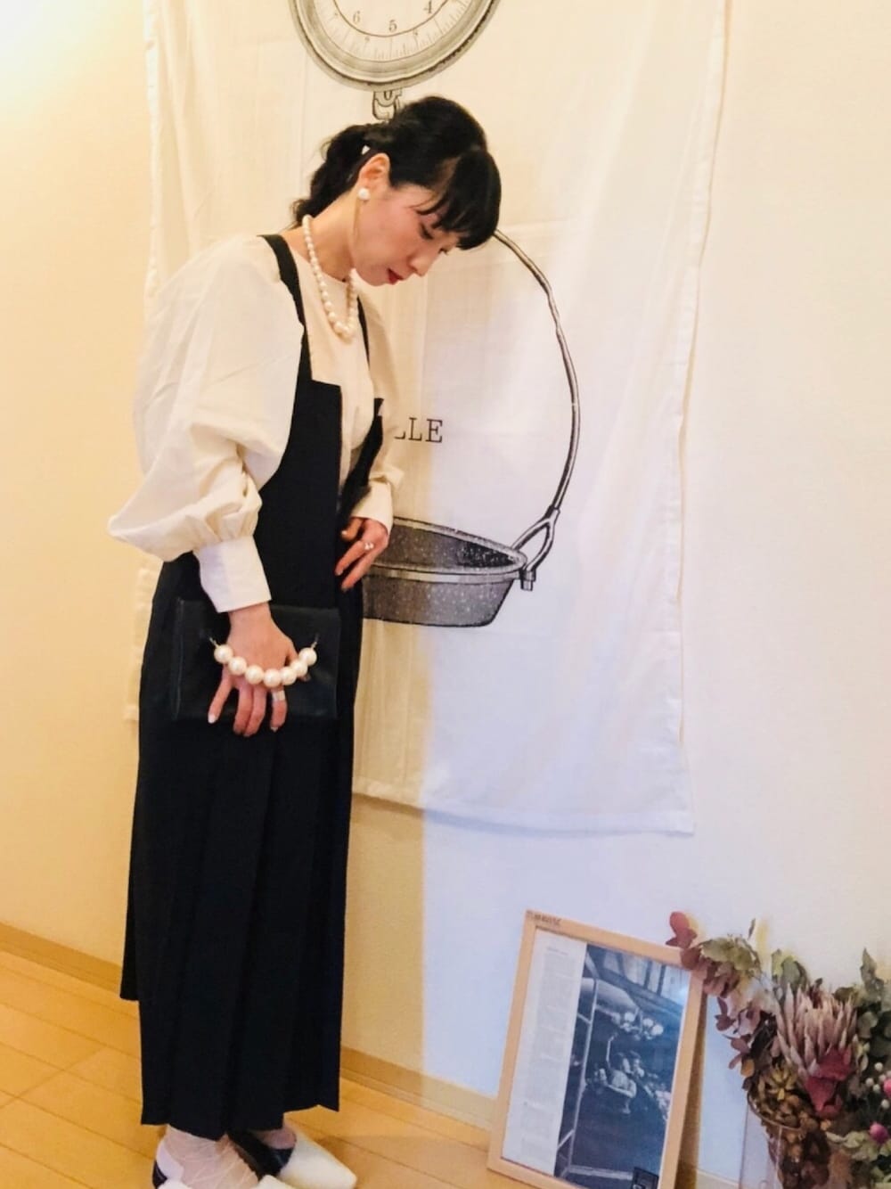 「春、入学式、卒業式、ママコーデ、ママファッション、モノトーン、ワンピース、カスタネ、シャツスタイル」｜「KastaneのVギャザー前後ブラウス（シャツ/ブラウス、ベージュ系）」を使った、ボブさん（レディース・159cm）の春コーディネートの1枚目の写真
