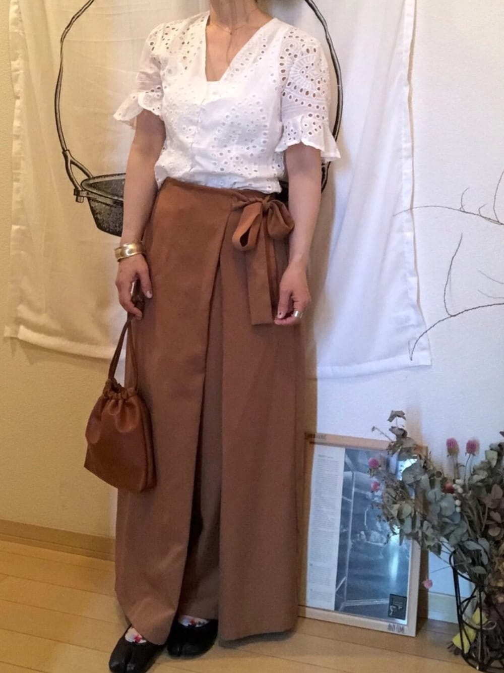 「オトナカジュアル、休日スタイル、キレイめ、ブラウス、レース、ワイドパンツ、足袋、ママコーデ、プチプラ、おしゃれさんと繋がりたい」｜「select MOCAのラッフルスリーブカットワーク刺繍コットン半袖ブラウス（シャツ/ブラウス、ホワイト系）」を使った、ボブさん（レディース・159cm）の夏コーディネートの1枚目の写真