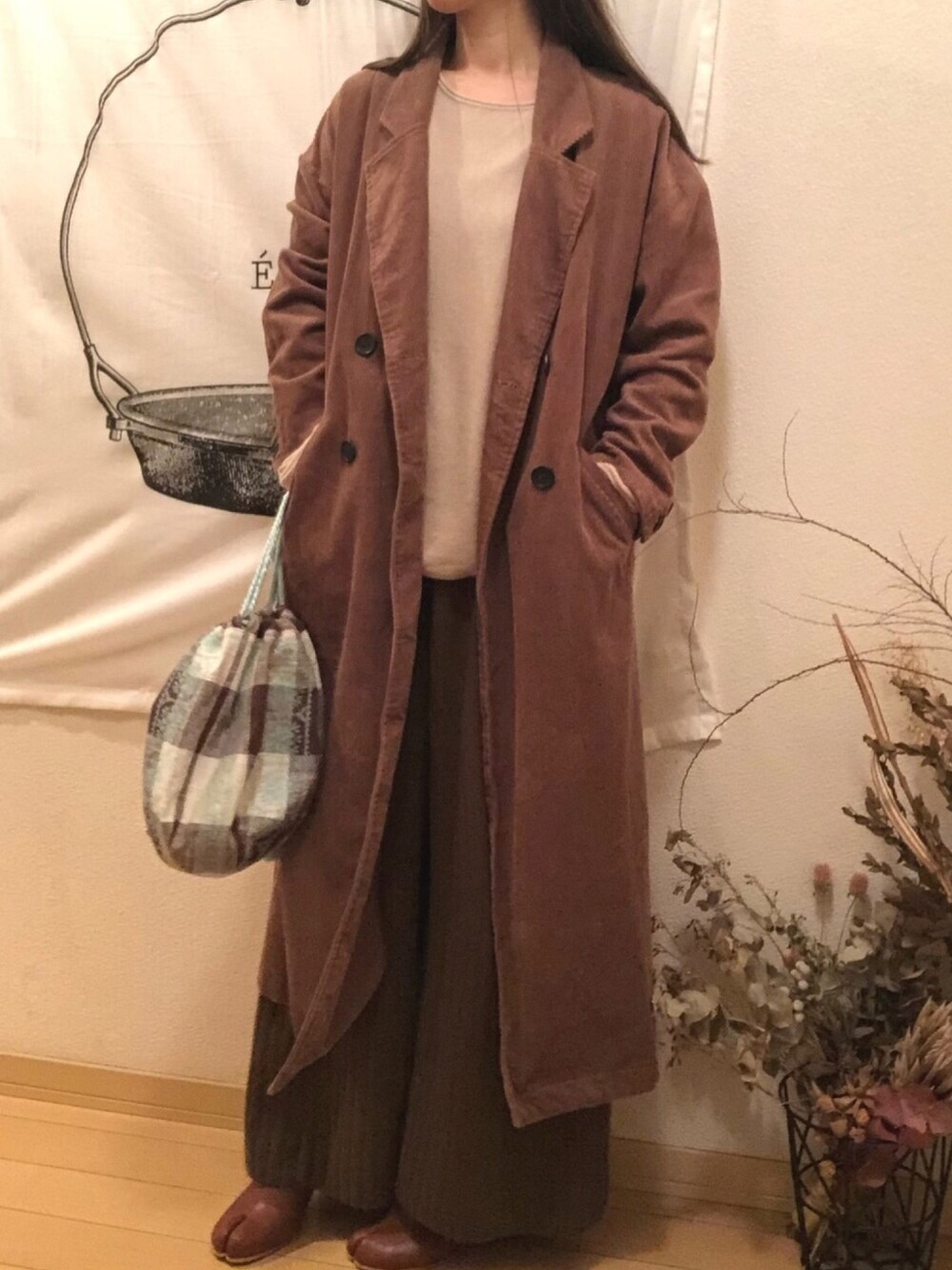 「大人カジュアル、パンツスタイル、オトナ女子、きれいめカジュアル、ロングコート、ブラウン、ワイドパンツ、巾着バッグ、シンプルコーデ、コーデュロイコート」｜「TODAYFULのコーデゥロイオーバーコート（チェスターコート、ブラウン系）」を使った、ボブさん（レディース・159cm）の冬コーディネートの1枚目の写真