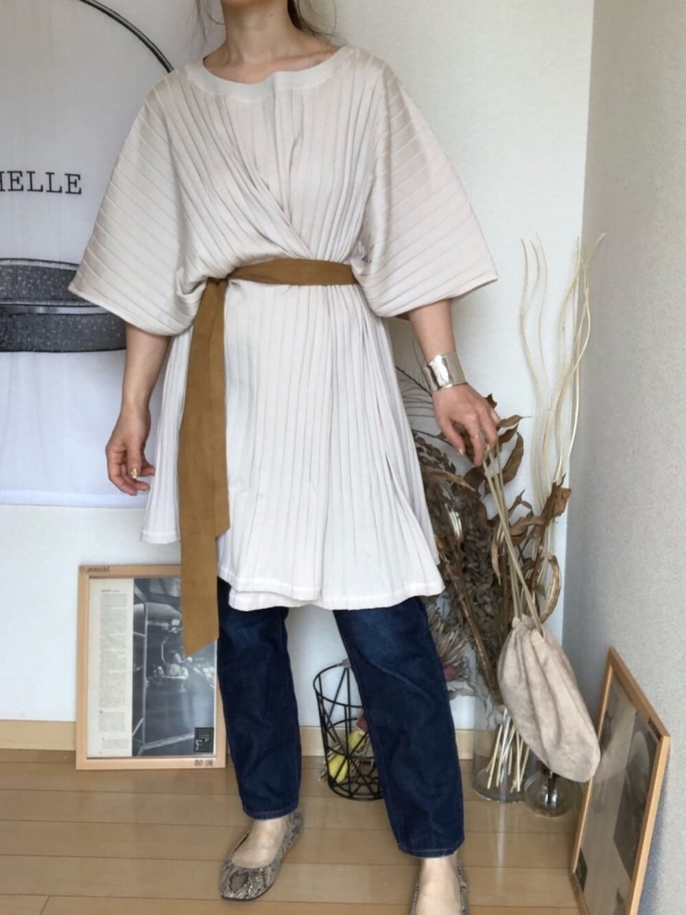 「春夏コーデ、オトナ女子、シンプルコーデ、ベージュコーデ、zozoデニム、大人コーデ、ジーンズ、チュニック、リブ　、ガリャルダガランテ」｜「GALLARDAGALANTEのワイドリブチュニック【オンラインストア限定商品】（Tシャツ/カットソー、ベージュ系）」を使った、ボブさん（レディース・159cm）の春コーディネートの1枚目の写真