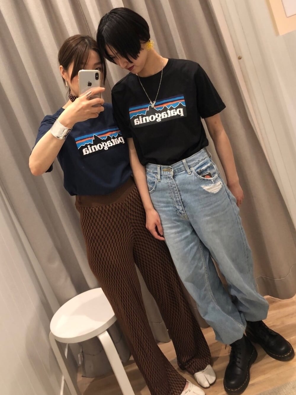 「親子コーデ、親子でおそろい、パタゴニア、夏、ラクチンコーデ、大人カジュアル、オトナ女子、ティーシャツ、パンツスタイル、ブーツ」｜「patagoniaのWEB限定 patagonia/パタゴニア メンズ・ショップ・ステッカー・レスポンシビリティー（Tシャツ/カットソー、ブラック系）」を使った、ボブさん（レディース・160cm）の夏コーディネートの1枚目の写真