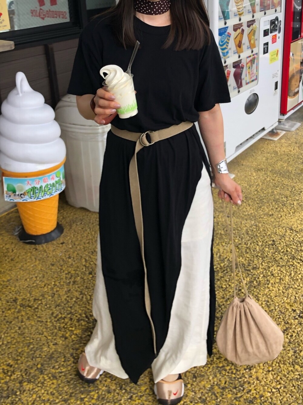 「休日スタイル、夏、オトナカジュアル、モノトーン、大人コーデ、パンツスタイル、ベルト、巾着バッグ、バンダナ」｜「recaの麻混 レーヨンウエストリボン ワイドパンツ（その他パンツ、ホワイト系）」を使った、ボブさん（レディース・160cm）の夏コーディネートの1枚目の写真