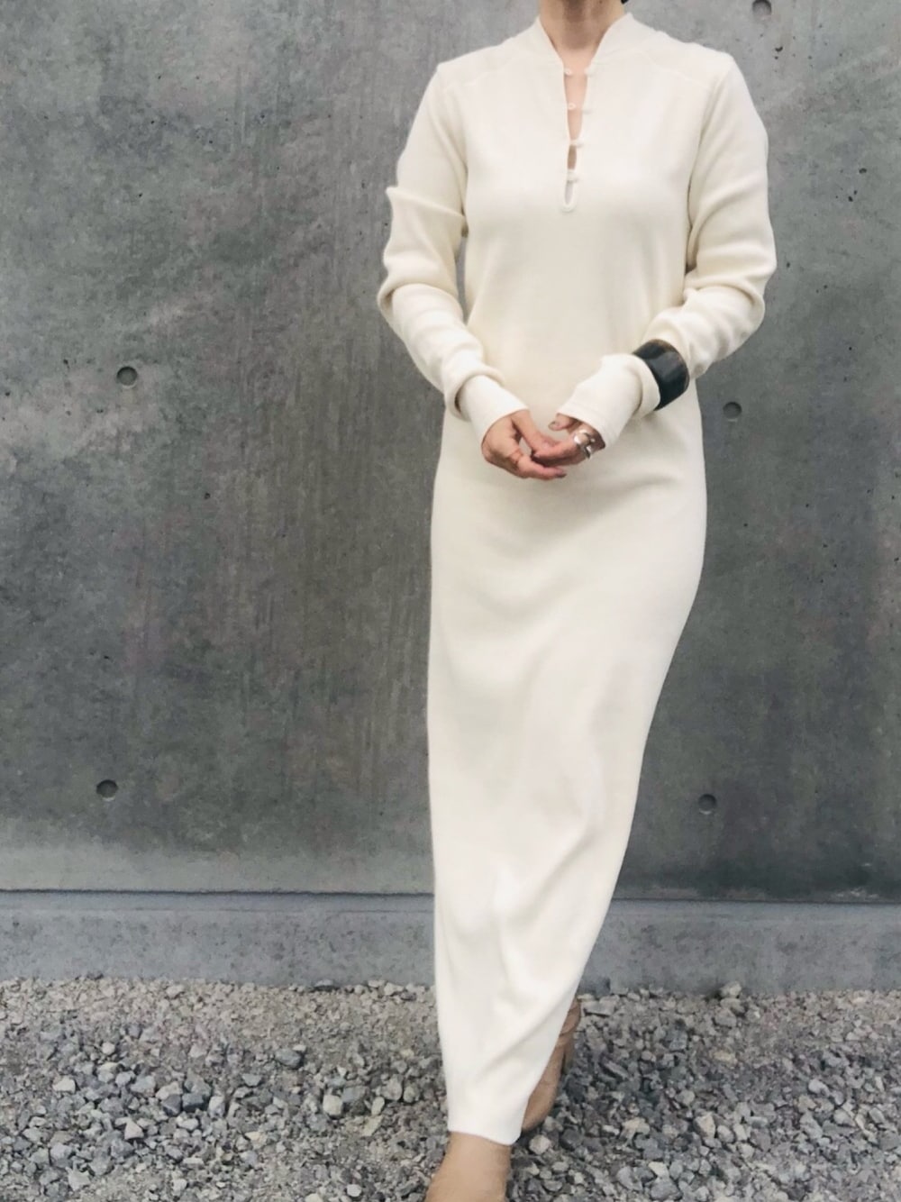 「大人カジュアル、ゆるコーデ、春カラー、大人女子、TODAYFUL、アラフォー、ワンピース、白、大人コーデ」｜「TODAYFULのスタンドカラーリブワンピース（ワンピース、ホワイト系）」を使った、ボブさん（レディース・159cm）の春コーディネートの1枚目の写真