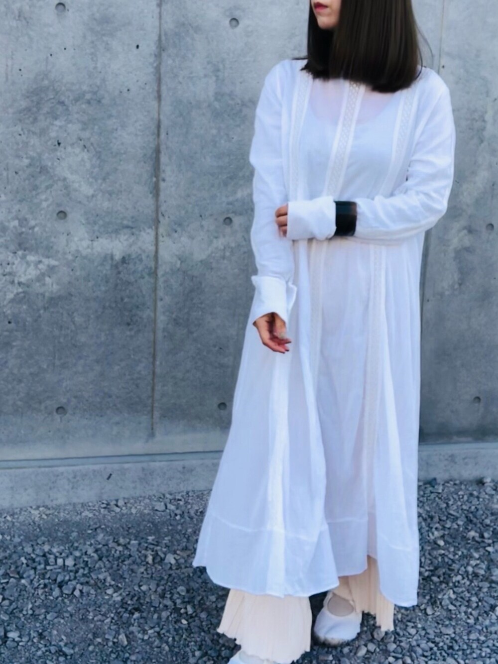 「春、休日スタイル、ラクチンコーデ、春夏コーデ、春カラースタイル、大人女子、onepiece、ホワイト、アラフォー、パンツコーデ」｜「FREAK'S STOREの【WEB限定】プリーツワイドパンツ（その他パンツ、ホワイト系）」を使った、ボブさん（レディース・159cm）の春コーディネートの1枚目の写真