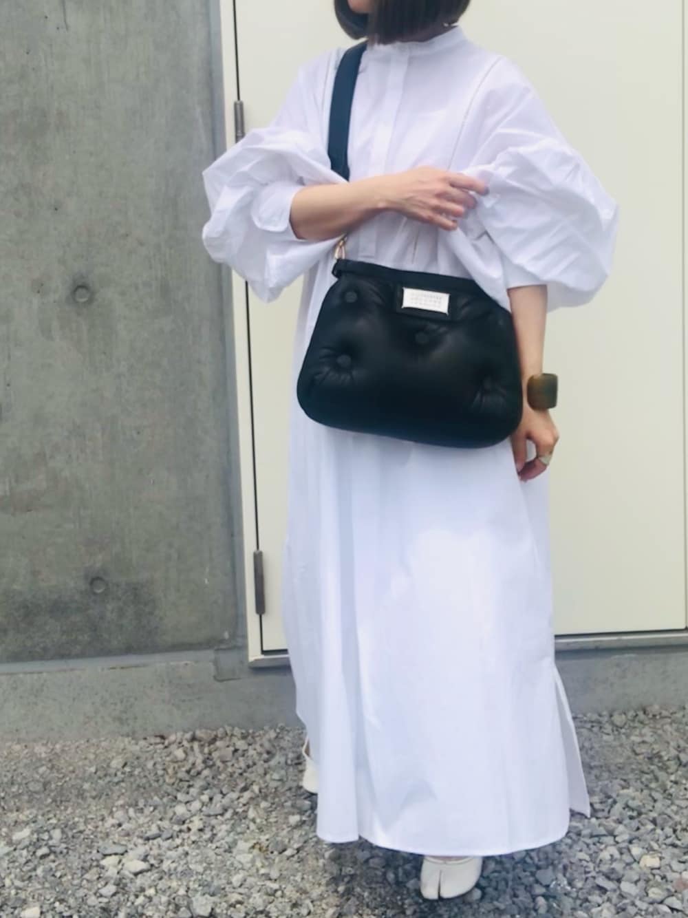 「夏コーデ、シンプル、ワンピース、シャツスタイル、シャツワンピ、マルジェラ、ワンピーススタイル、アラフォー、ボリューム袖」｜「INTER FACTORYのWEARISTA son×INTER FACTORY ボリュームスリーブワンピース（ワンピース、ホワイト系）」を使った、ボブさん（レディース・159cm）の夏コーディネートの1枚目の写真