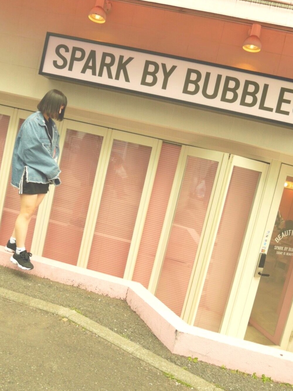 「韓国ファッション、韓国風コーデ、原宿、BUBBLES」｜「Qoo10のアイテム（デニムジャケット、ブルー系）」を使った、ㅇ ㄹさん（レディース・159cm）の夏コーディネートの1枚目の写真