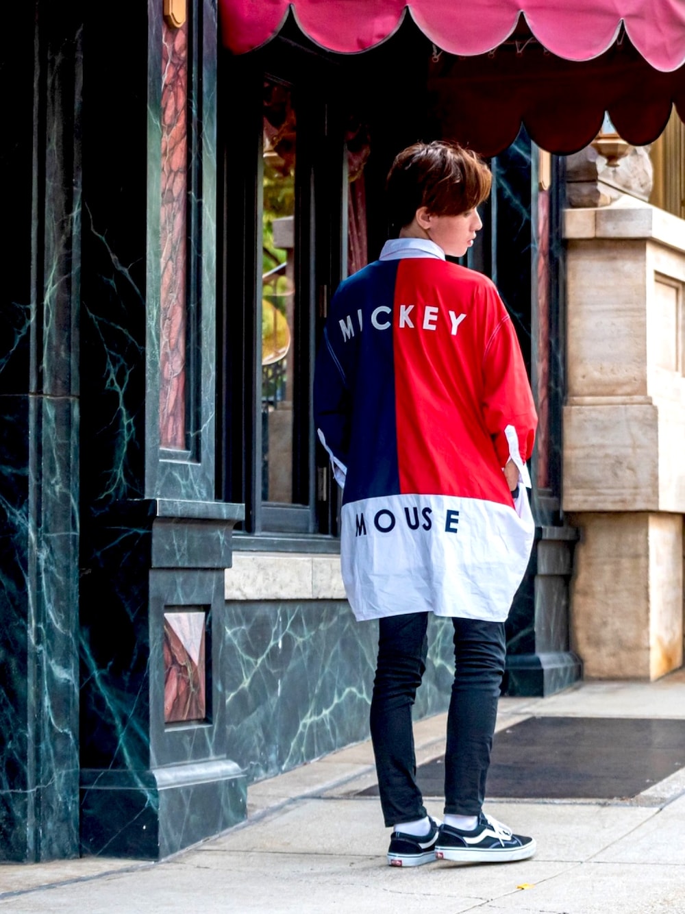 「moussy、ジーユー、バンズ、ディズニー、ディズニーコーデ、ディズニーシー、ロングシャツ、ユニセックス、カップルコーデ、カップルディズニー」｜「MOUSSYのアイテム（シャツ/ブラウス、ホワイト系）」を使った、Keisukeさん（メンズ・170cm）の秋コーディネートの1枚目の写真