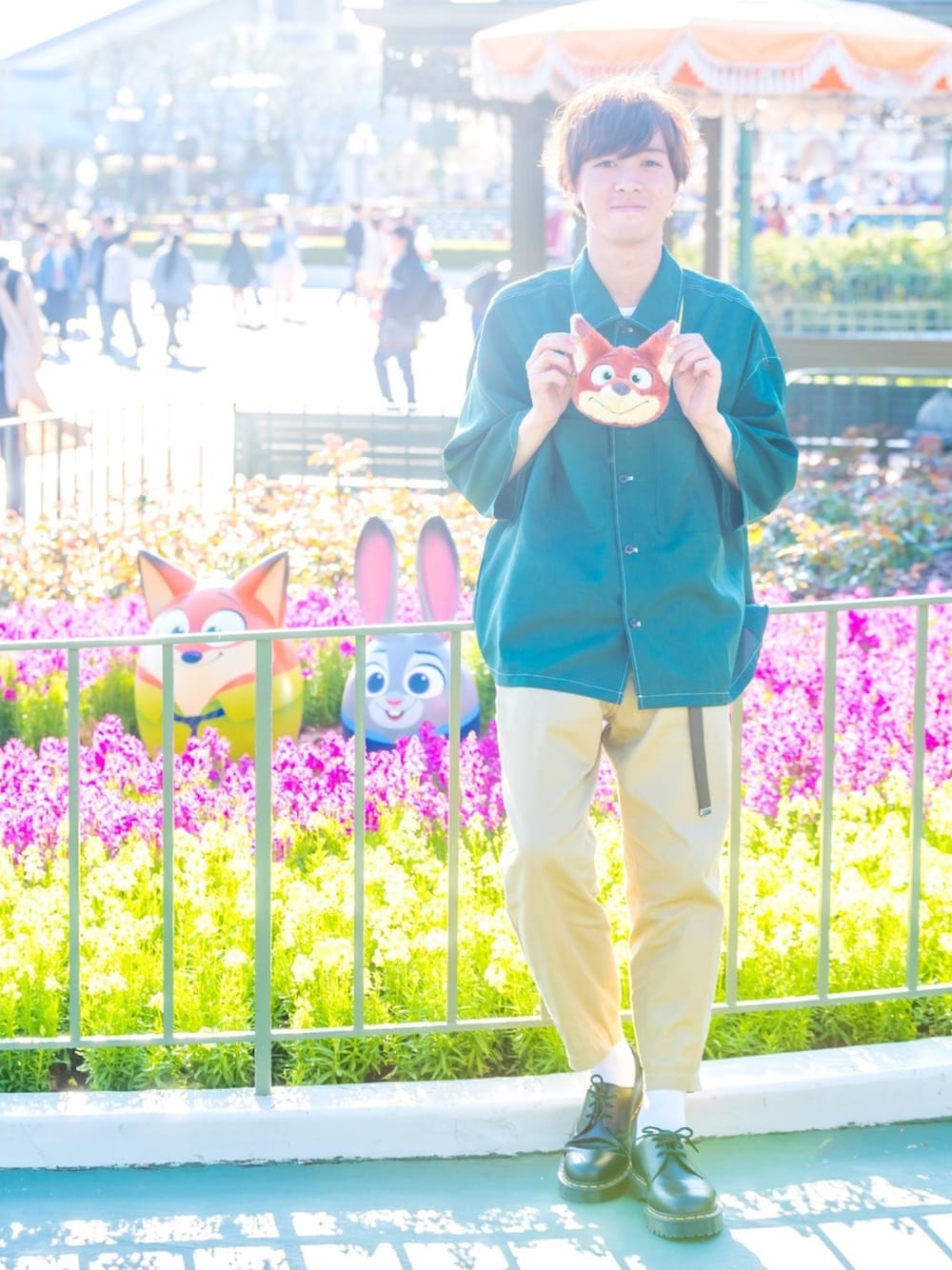 「おしゃれさんと繋がりたい、プチプラ、GU、EMMA  CLOTHES、Dr.Martens、ディズニーバウンド、ディズニーコーデ、ディズニーランド、ニックワイルド、ズートピア」｜「EMMA CLOTHESのビッグステッチ8分袖シャツ(SUMMER fabric)（シャツ/ブラウス、グリーン系）」を使った、Keisukeさん（メンズ・170cm）の秋コーディネートの1枚目の写真