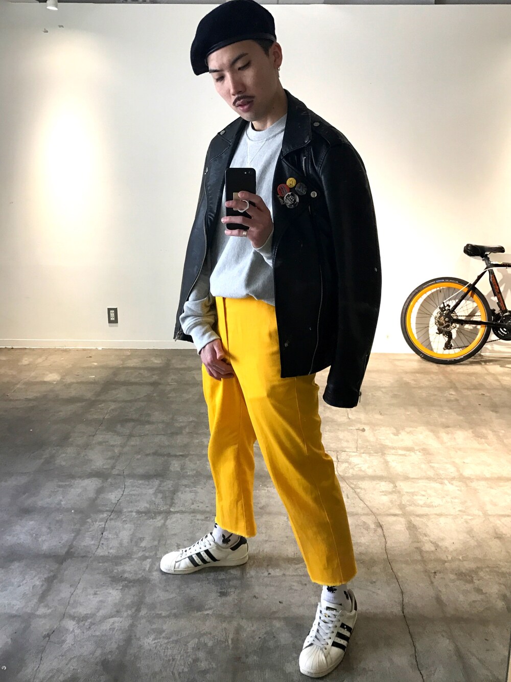 「ootd、ベレー帽」｜「Dickiesのアイテム（その他パンツ、イエロー系）」を使った、熊谷さん（メンズ・173cm）の春コーディネートの1枚目の写真