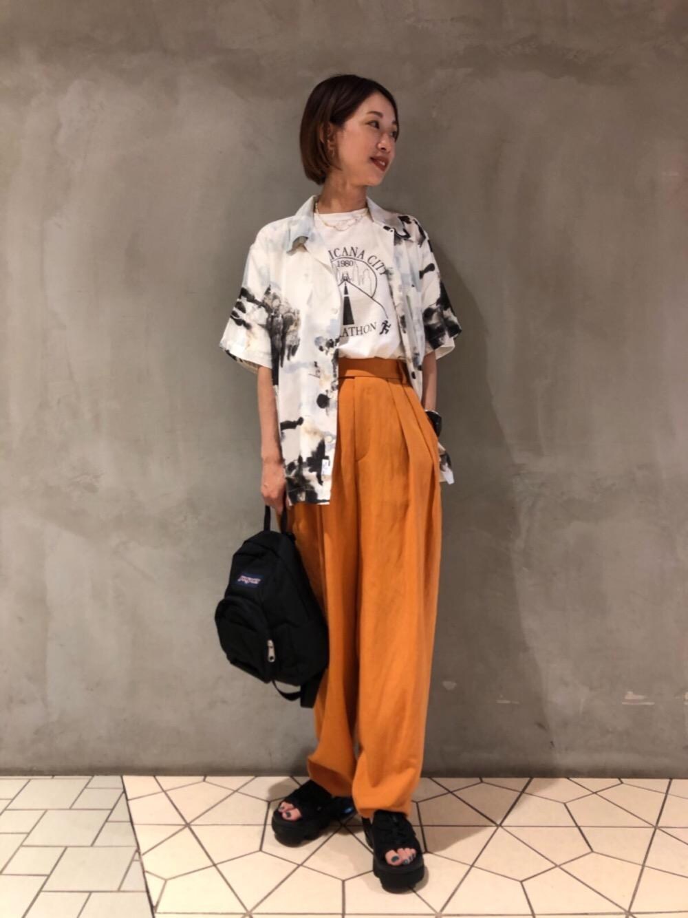 「トレンド、リラックス、RECOMMEND  ITEM STYLING、EXCLUTIVE ITEM STYLE、SUMMER SHIRTS STYLE、アウトドア/アスレジャー」｜「JANSPORTの＜JANSPORT＞HALF PINT リュック（バックパック/リュック、ブラック系）」を使った、大隅さん（レディース・158cm）の夏コーディネートの1枚目の写真