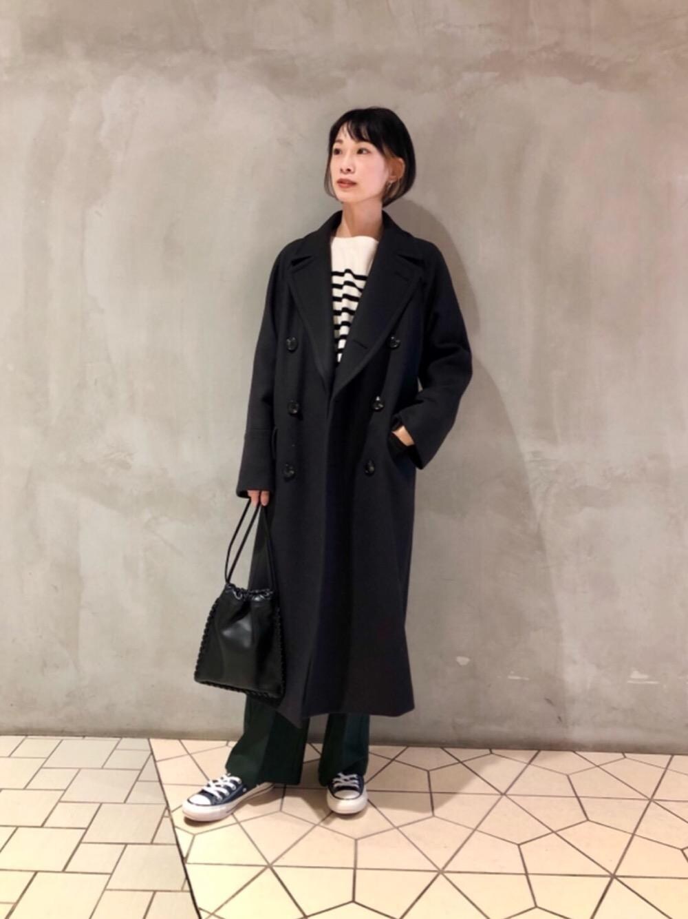 「スニーカー、RECOMMEND  ITEM STYLING、👟バッグ、ベーシック/トラッド」｜「BEAUTY&YOUTH UNITED ARROWSのBY HAMILTON WOOL MIX ロングPコート 21FW ∴（その他アウター、ブラック系）」を使った、大隅さん（レディース・158cm）の冬コーディネートの1枚目の写真