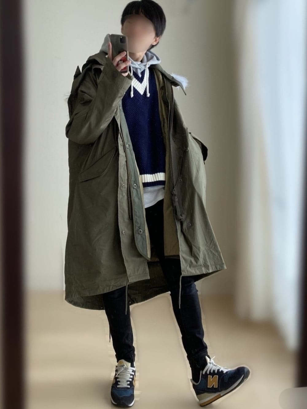 ブラウン系のパーカー、ブルー系のベスト、ホワイト系のTシャツ/カットソーを着用したメンズの冬コーディネートの1枚目の写真