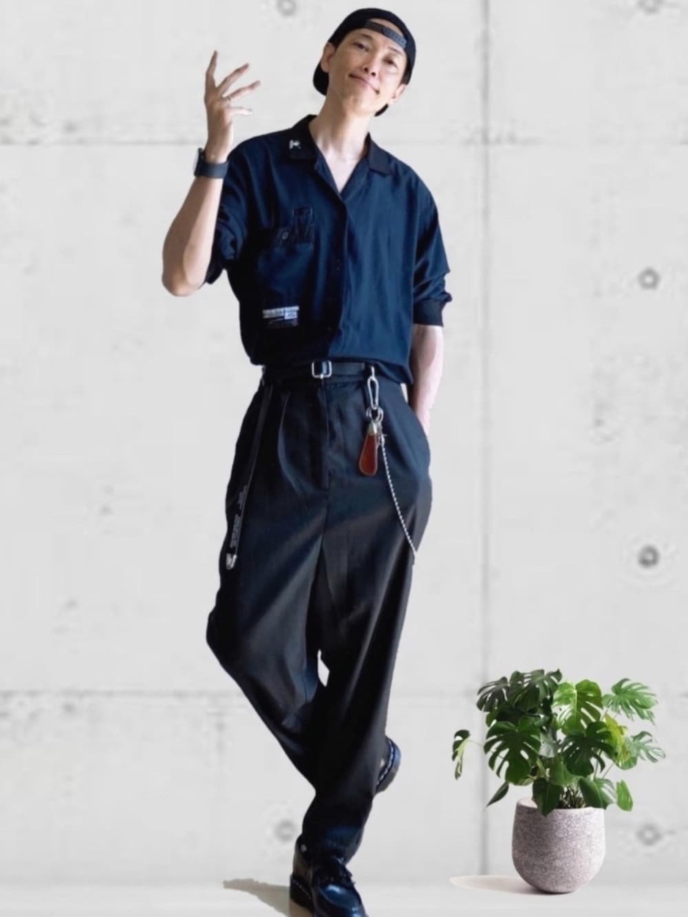 ブラック系のシャツ/ブラウス、ブラック系のその他パンツ、ブラック系のローファーを着用したメンズの夏コーディネートの1枚目の写真