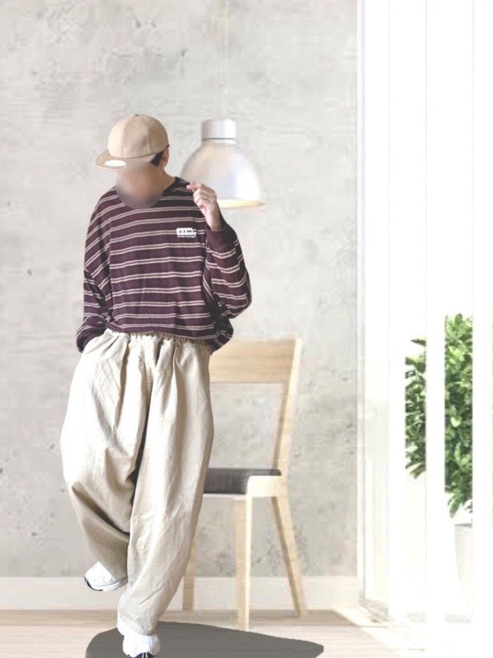 ブラウン系のTシャツ/カットソー、ホワイト系のスニーカー、ベージュ系のチノパンツを着用したメンズの秋コーディネートの1枚目の写真