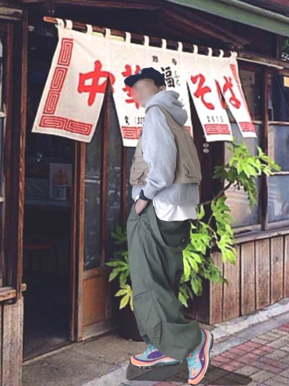 「パーカー、ベスト、コロンビア、ビームスボーイ、オーバーパンツ、エアマックス98」｜「Supreme のアイテム（キャップ、ブルー系）」を使った、ぱぱさん（メンズ・169cm）の秋コーディネートの1枚目の写真