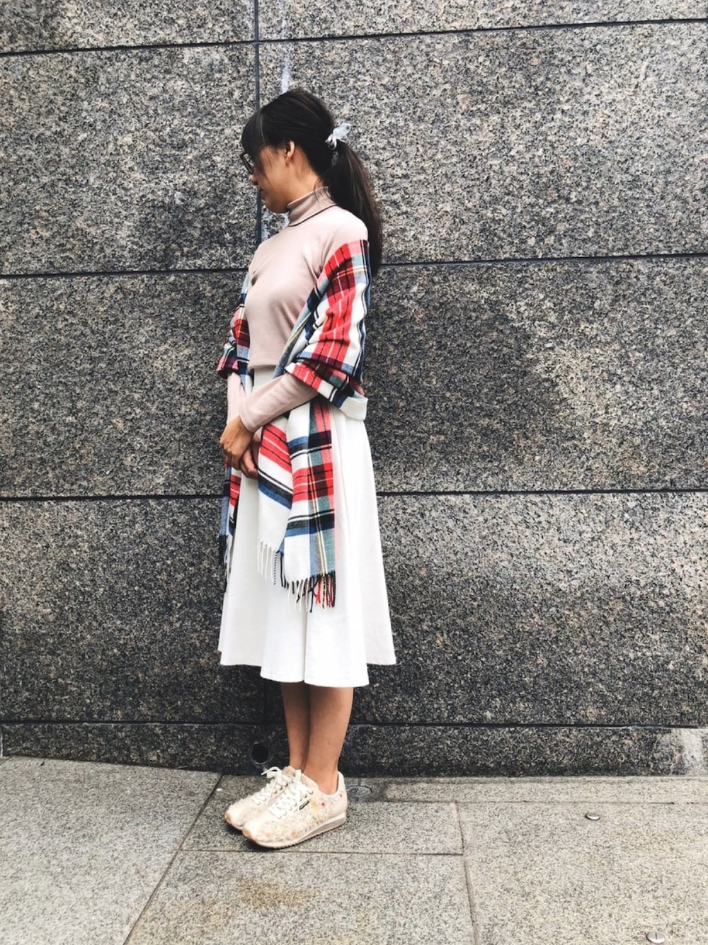ホワイト系のスカート、ベージュ系のスニーカー、ピンク系のTシャツ/カットソーを着用したレディースの秋コーディネートの1枚目の写真