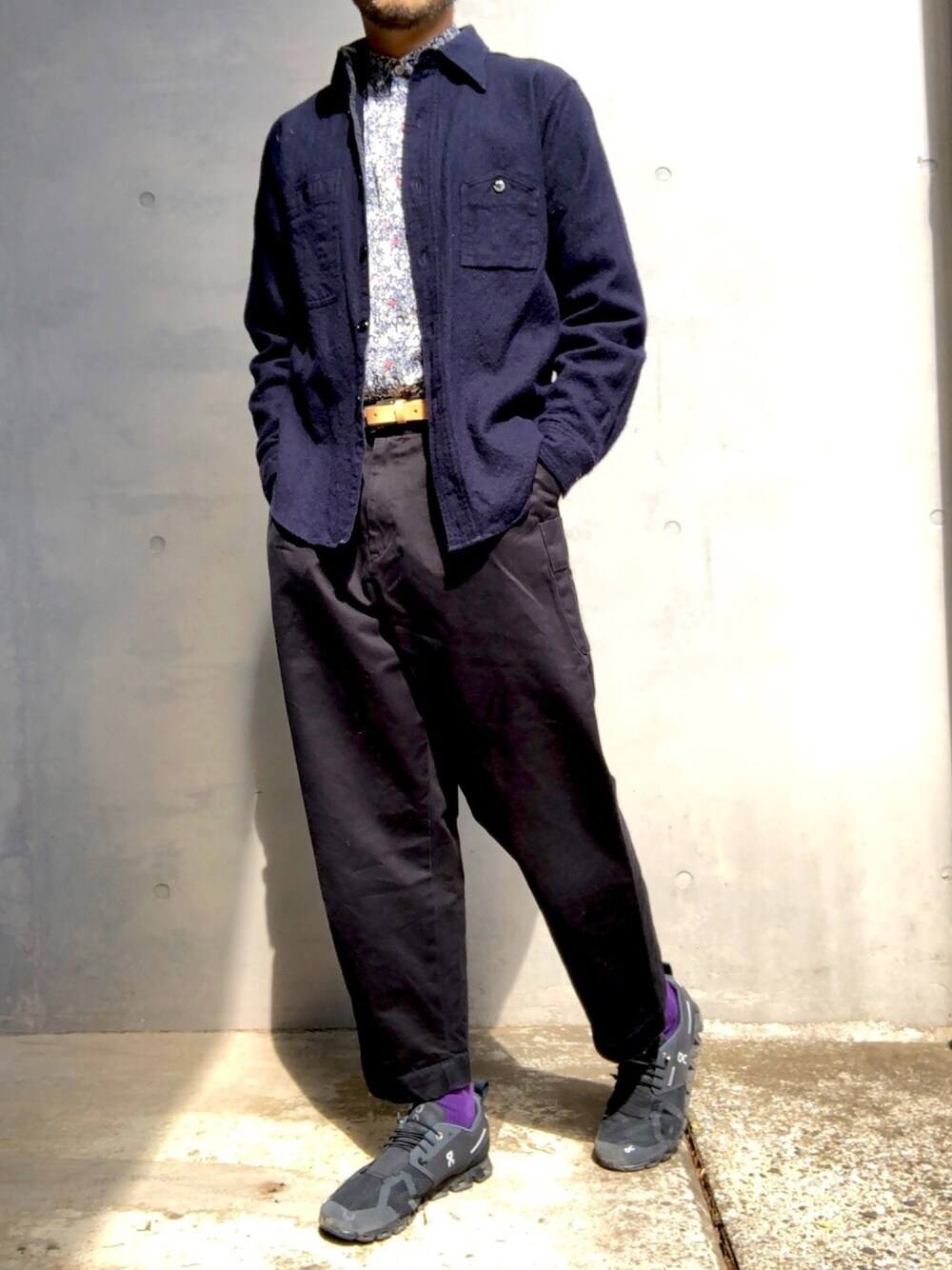 ブルー系のシャツ/ブラウス、その他のシャツ/ブラウス、ブラック系のチノパンツを着用したメンズの春コーディネートの1枚目の写真