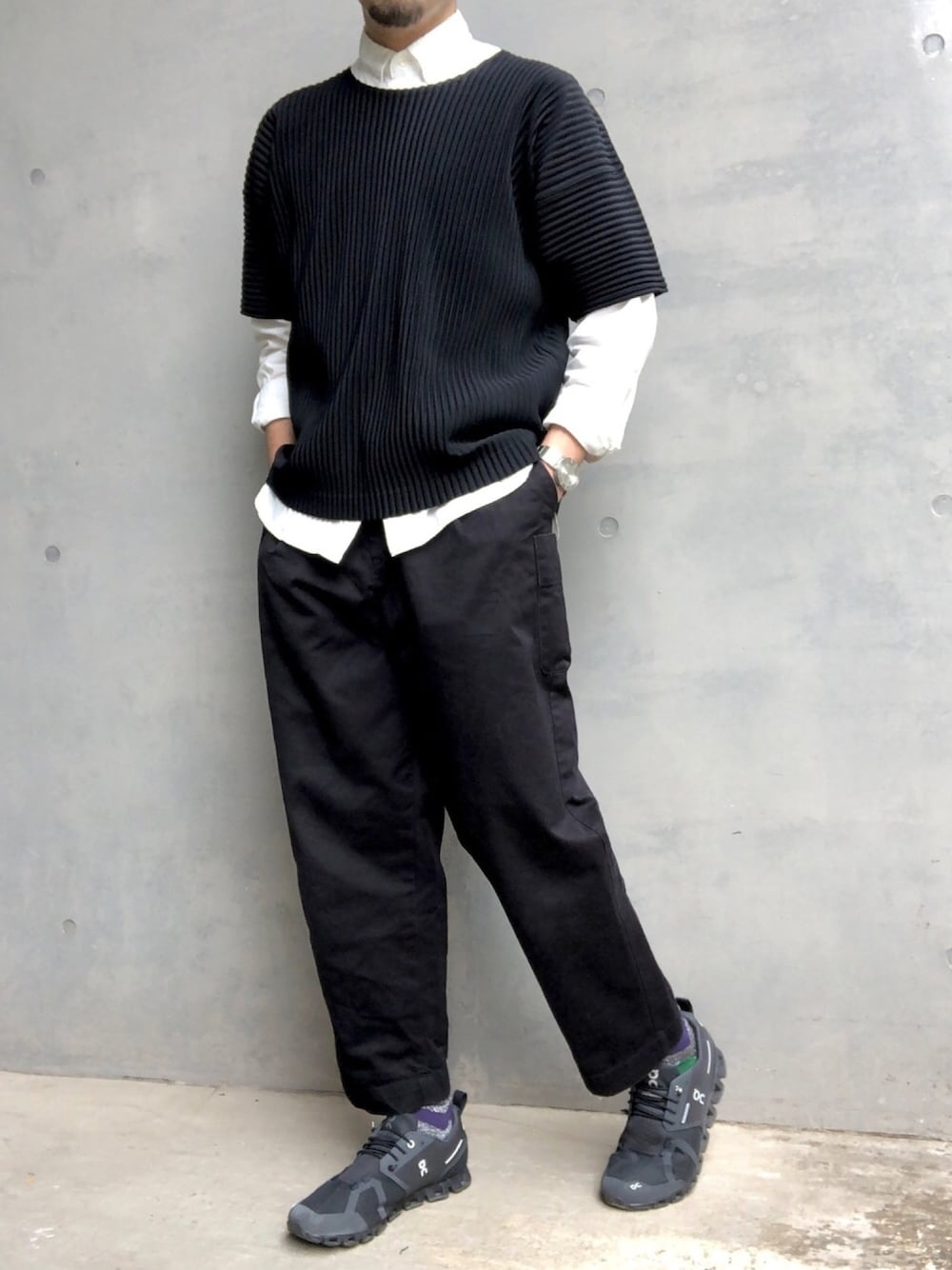 ホワイト系のシャツ/ブラウス、ブラック系のTシャツ/カットソー、ブラック系のチノパンツを着用したメンズの春コーディネートの1枚目の写真