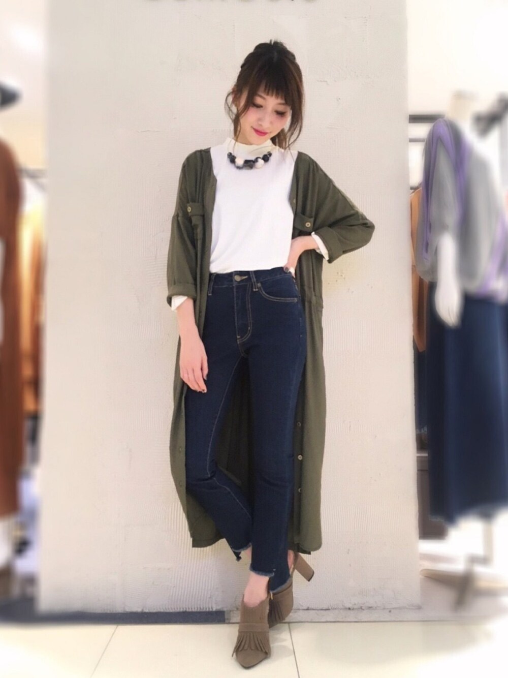 グリーン系のその他アウター、ホワイト系のTシャツ/カットソー、ブルー系のデニムパンツを着用したレディースの夏コーディネートの1枚目の写真