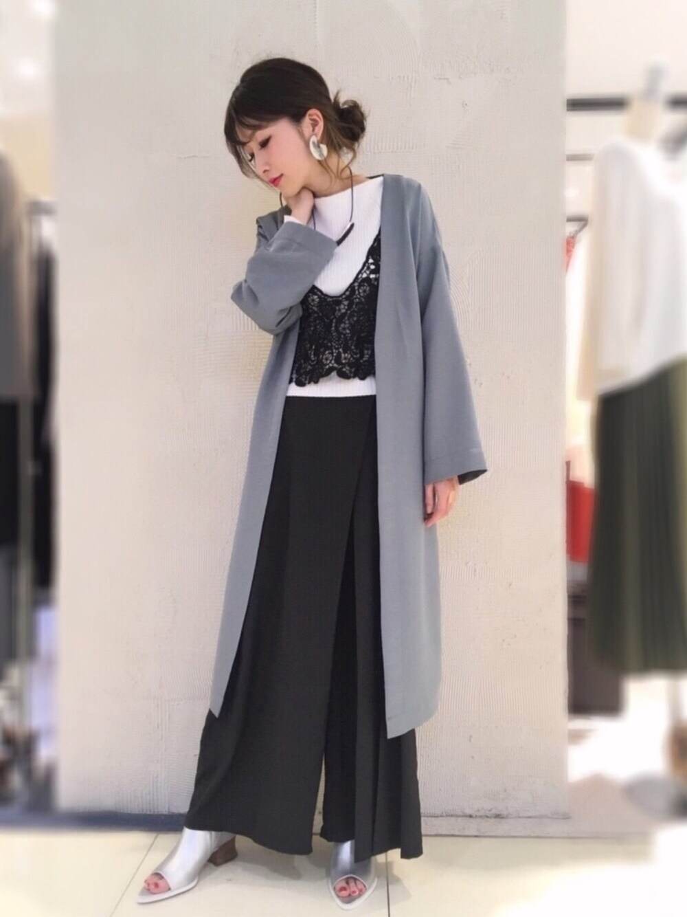 OSMOSIS（オズモーシス）の「ドロップショルダーライトコート