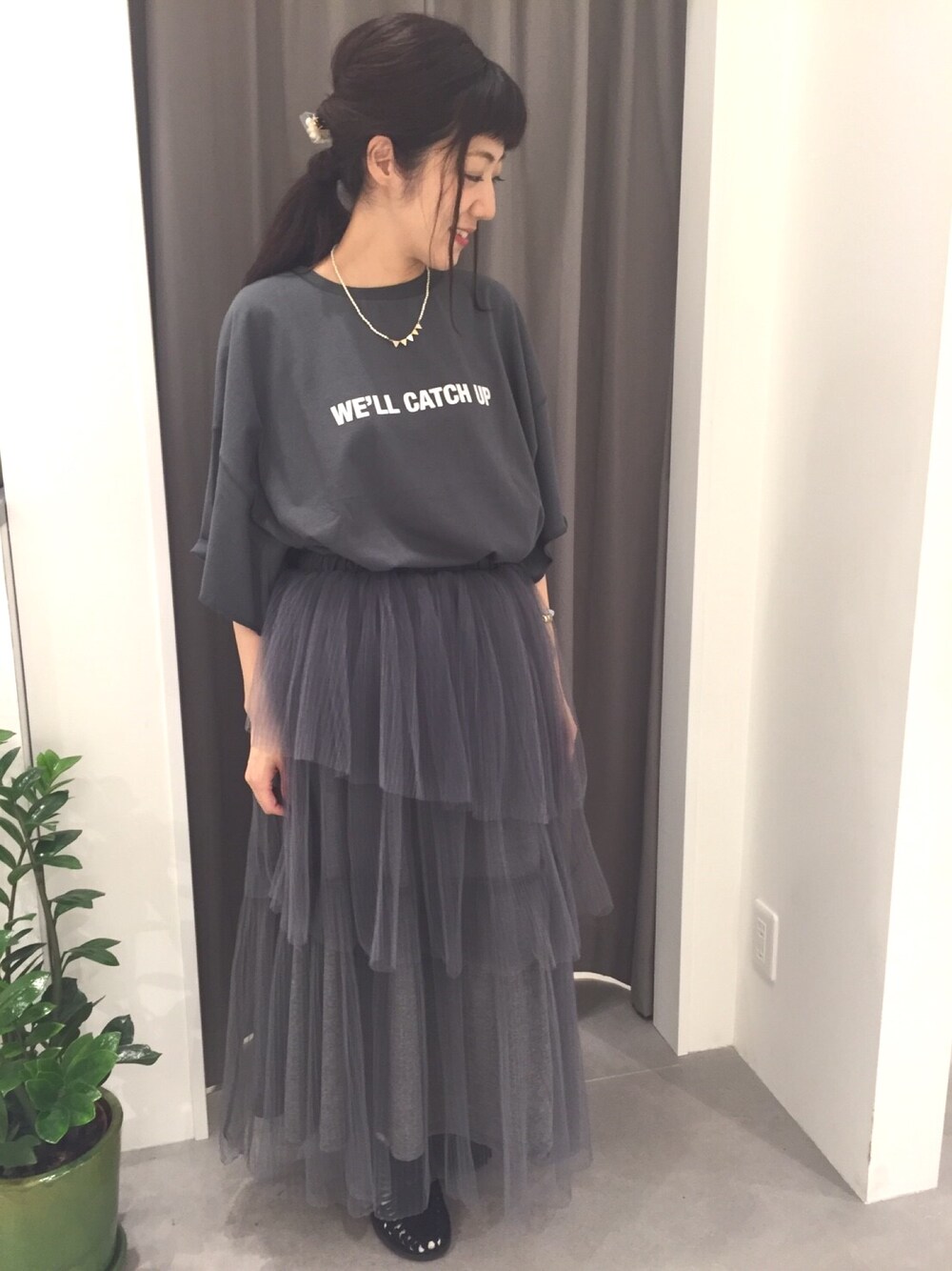 「シンプル、オトナカジュアル、ロゴT、チュールスカート、ワントーンコーデ、グレー、pualcecin、keen」｜「PUAL CE CINのアイテム（Tシャツ/カットソー、グレー系）」を使った、あゆこさん（レディース・157cm）の夏コーディネートの1枚目の写真