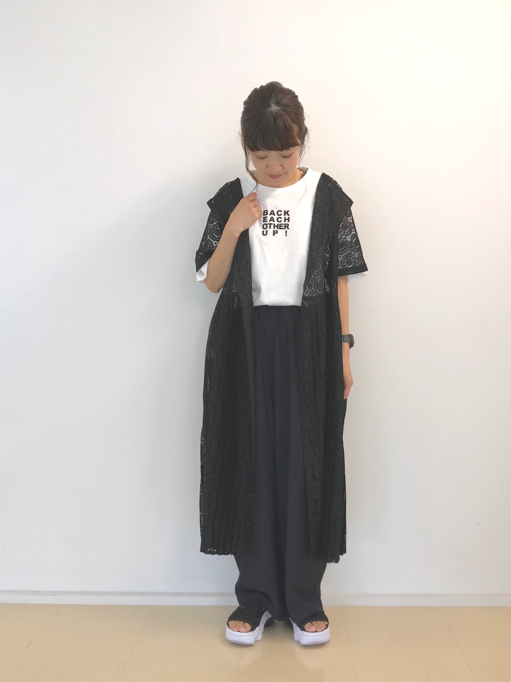 「大人カジュアル、ラクチンコーデ、レースワンピース、ロゴT、サテンパンツ、ナイキ、pualcecin、ママコーデ、おしゃれさんと繋がりたい」｜「PUAL CE CINのフロントロゴT（Tシャツ/カットソー、ホワイト系）」を使った、あゆこさん（レディース・157cm）の秋コーディネートの1枚目の写真