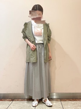 「グラフィックＴ」｜「アイテム（マウンテンパーカー）」を使った、AKIRAさん（レディース・158cm）の春コーディネート