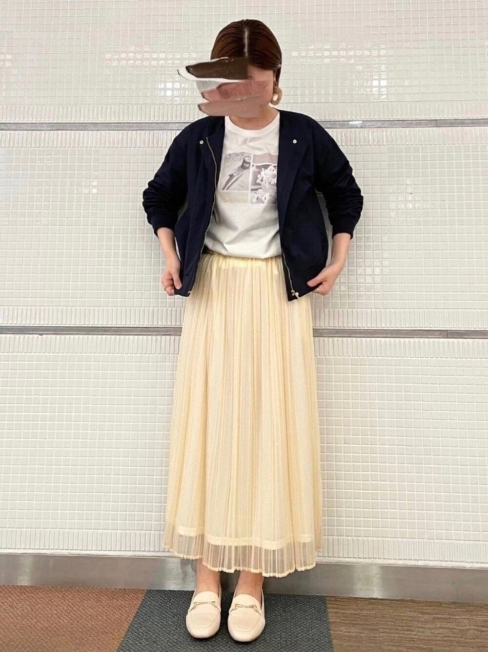 「春アウター、ブルゾン、きれいめカジュアル、スポーツミックス、プリーツスカート、チュールスカート、ローファー、プリントT、ORiental TRaffic(ORiental TRaffic)、テチチ(Te chichi)」｜「Te chichiのノーカラーリブブルゾン（ブルゾン、ブルー系）」を使った、AKIRAさん（レディース・158cm）の春コーディネートの1枚目の写真