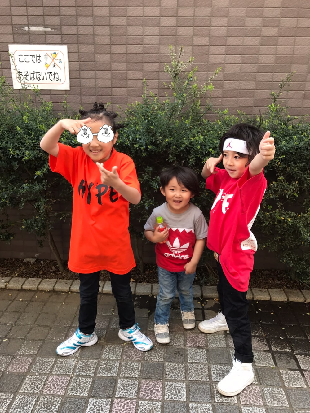 「HIPHOP、ダンス、アディダスオリジナルス、チームTシャツ」｜「adidasのアイテム（Tシャツ/カットソー、レッド系）」を使った、ちびBBA(ᵔᴥᵔ)さん（キッズ・120cm）の春コーディネートの1枚目の写真