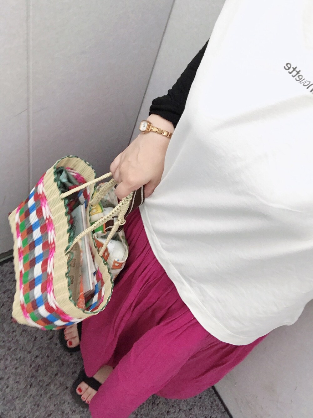 「ヒューマンウーマン(HUMAN WOMAN)、KBF、teva、アニエスベー」｜「human womanのクルーネックロゴロングＴシャツ（Tシャツ/カットソー、ホワイト系）」を使った、ぽんちゃんさん（レディース・155cm）の夏コーディネートの1枚目の写真