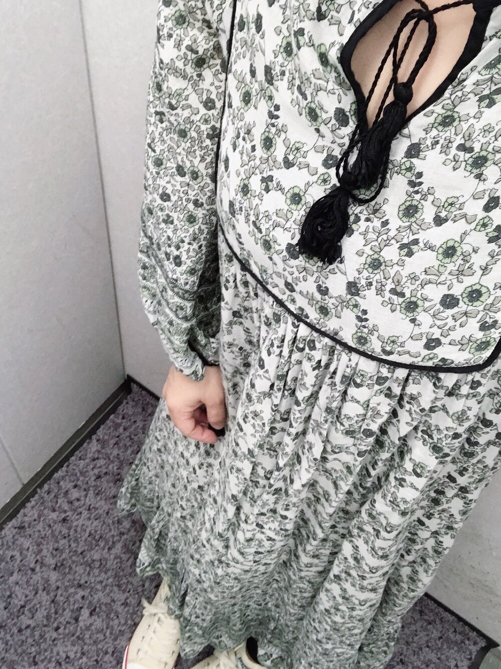 「flower、ワンピース、ヒラキ、スニーカー」｜「flowerのフラワーレインワンピース（ワンピース、ブラック系）」を使った、ぽんちゃんさん（レディース・155cm）の夏コーディネートの1枚目の写真