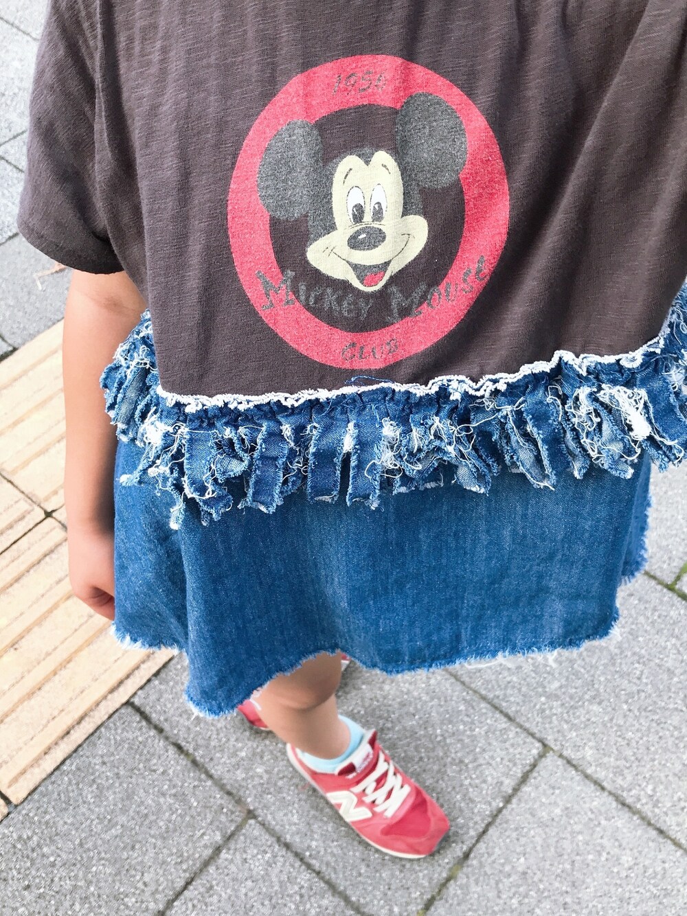 「マーキーズ、ユニクロ、ニューバランス」｜「BIG FIELDの【Disney】ミッキーマウスデザイン デニムドッキングカットソー（130～150cm）（Tシャツ/カットソー、グレー系）」を使った、ぽんちゃんさん（レディース・155cm）の夏コーディネートの1枚目の写真