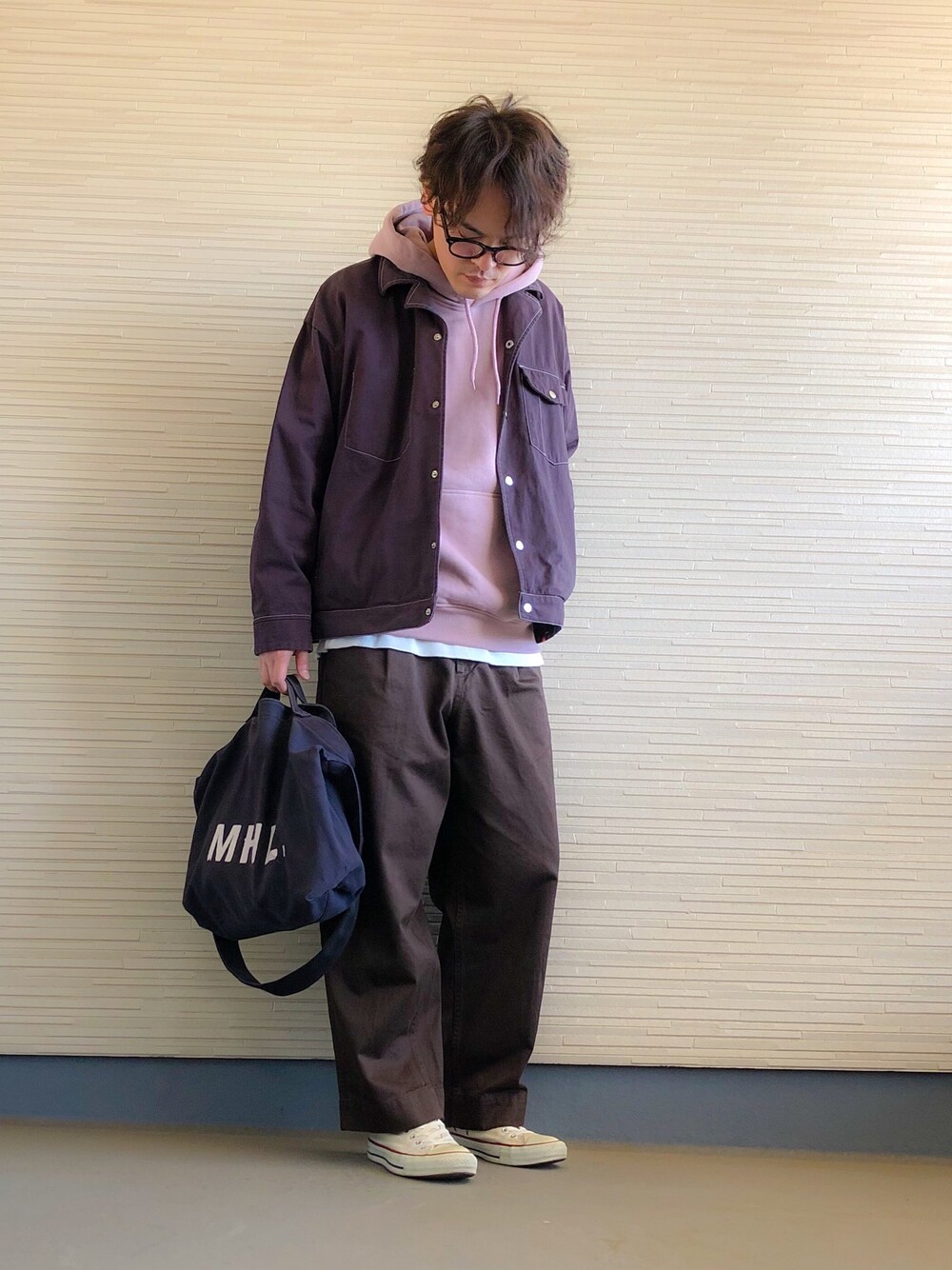 「シンプル、ビッグシルエット、ワイドパンツ、パーカー、スニーカー、ブラウン、オールスター、はるコーデ、ピンク、MHL.」｜「掌のアイテム（メガネ、ブラック系）」を使った、AWOさん（メンズ・174cm）の春コーディネートの1枚目の写真