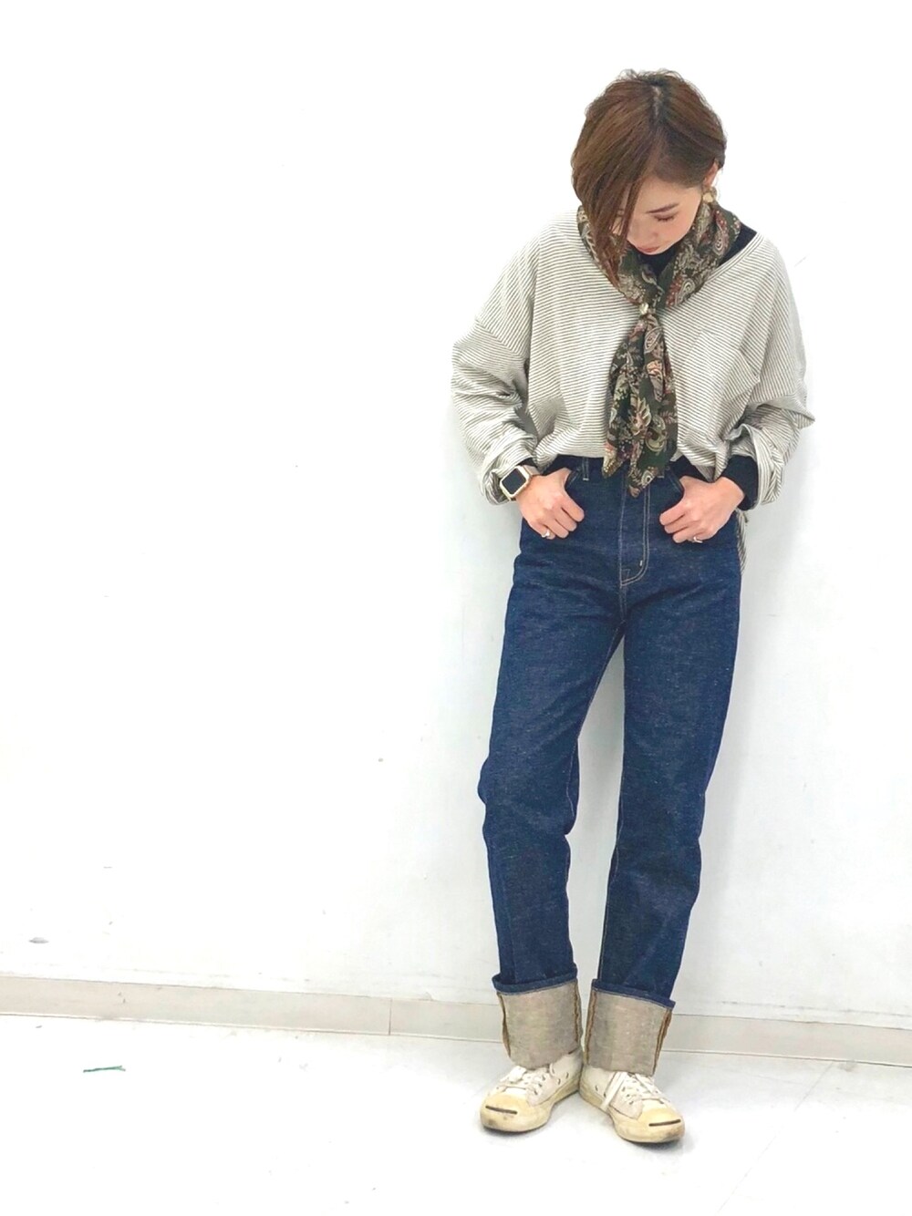 「大人カジュアル、パンツスタイル、デニムパンツ、スカーフ、ペイズリー柄、Apple Watch、converse、ZARA」｜「URBAN RESEARCHのアイテム（ファッション雑貨、グリーン系）」を使った、Uu+さん（レディース・162cm）の冬コーディネートの1枚目の写真