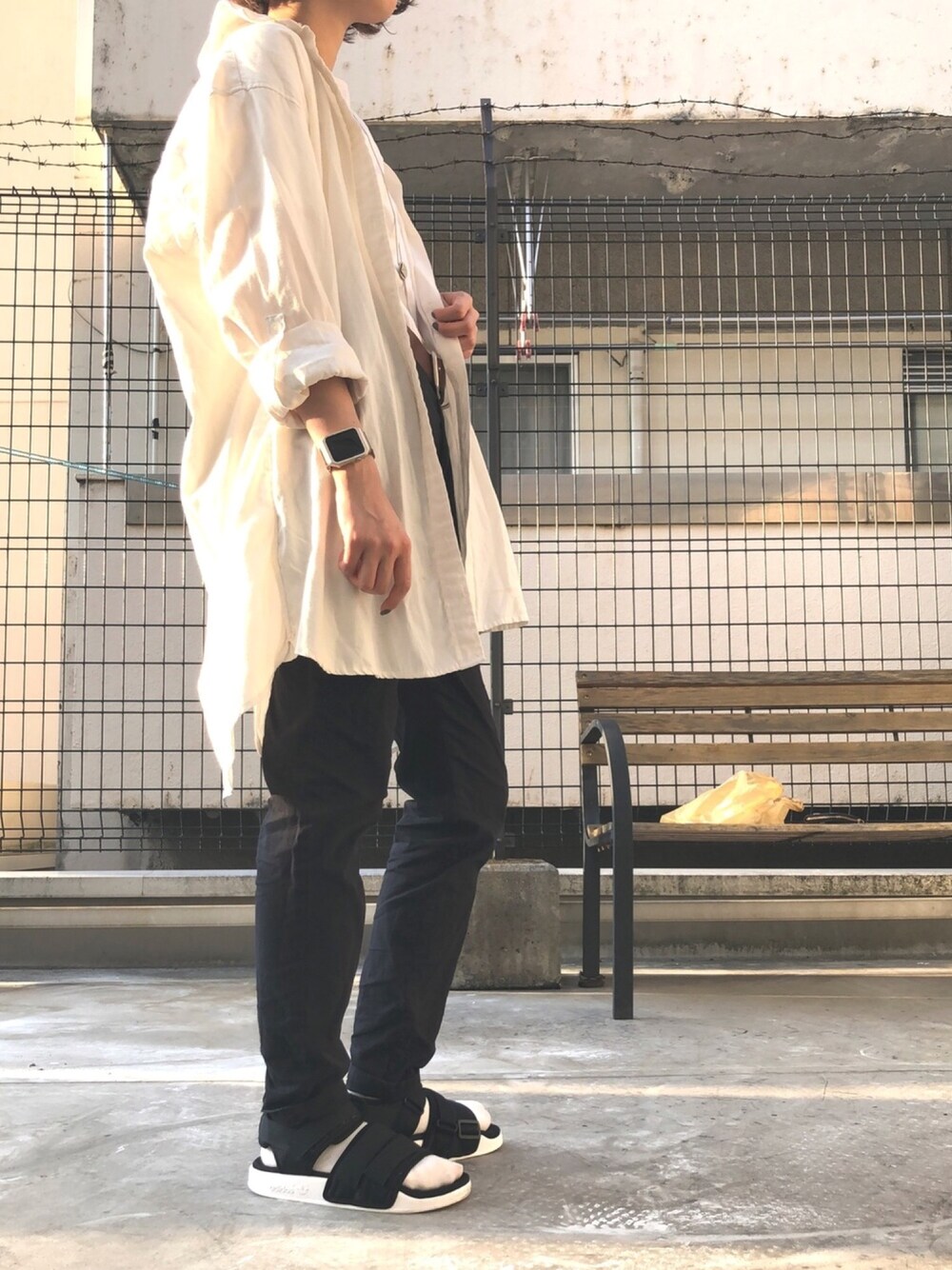 「シンプルコーデ、adidas、白黒、シャツスタイル、サンダルに靴下、スポーツサンダル、シャツワンピ、ビックシルエット、オトナカジュアル、白シャツ」｜「Ungridのアイテム（シャツ/ブラウス、ホワイト系）」を使った、Uu+さん（レディース・162cm）の夏コーディネートの1枚目の写真