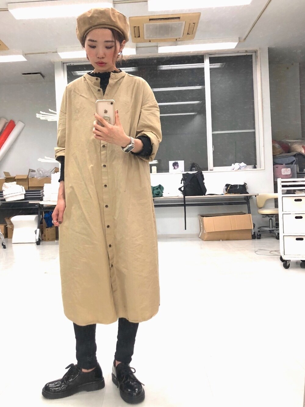 「オトナカジュアル、ベージュ、シンプルコーデ、シャツワンピ、秋、ベレー帽、おしゃれさんと繋がりたい、秋のコーデ、きれいめカジュアル」｜「FREAK'S STOREのレースアップ３ホールシューズ（ローファー、ブラック系）」を使った、Uu+さん（レディース・162cm）の秋コーディネートの1枚目の写真