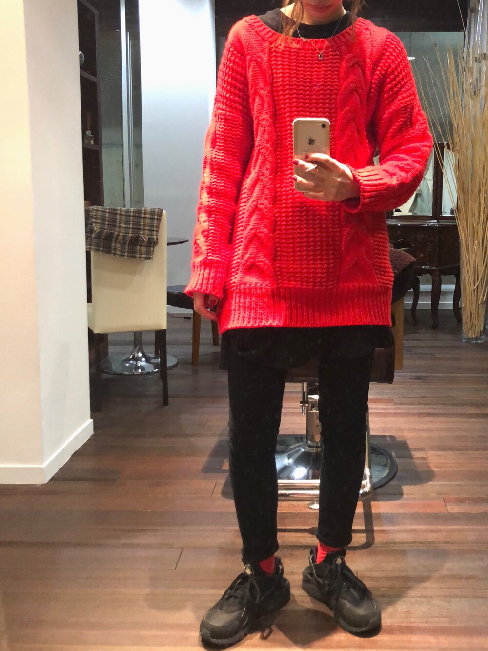 「赤黒コーデ、ニット、シンプルコーデ、ブラック、NIKE、赤ニット、おしゃれさんと繋がりたい、カジュアル、スキニー」｜「NIKEのNI エアハラチ①（スニーカー、ブラック系）」を使った、Uu+さん（レディース・162cm）の秋コーディネートの1枚目の写真