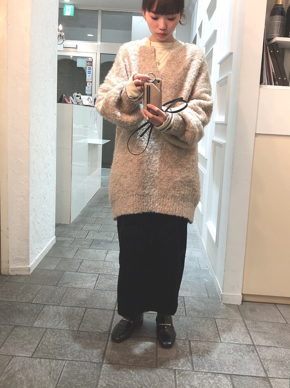 「ニット、冬コーデ、ローファー、ビックシルエット、大人カジュアル、ベージュ、大人コーデ」｜「JEANASISのシャギーブークレチュニックニット/858995（ニット/セーター、ベージュ系）」を使った、Uu+さん（レディース・162cm）の冬コーディネートの1枚目の写真
