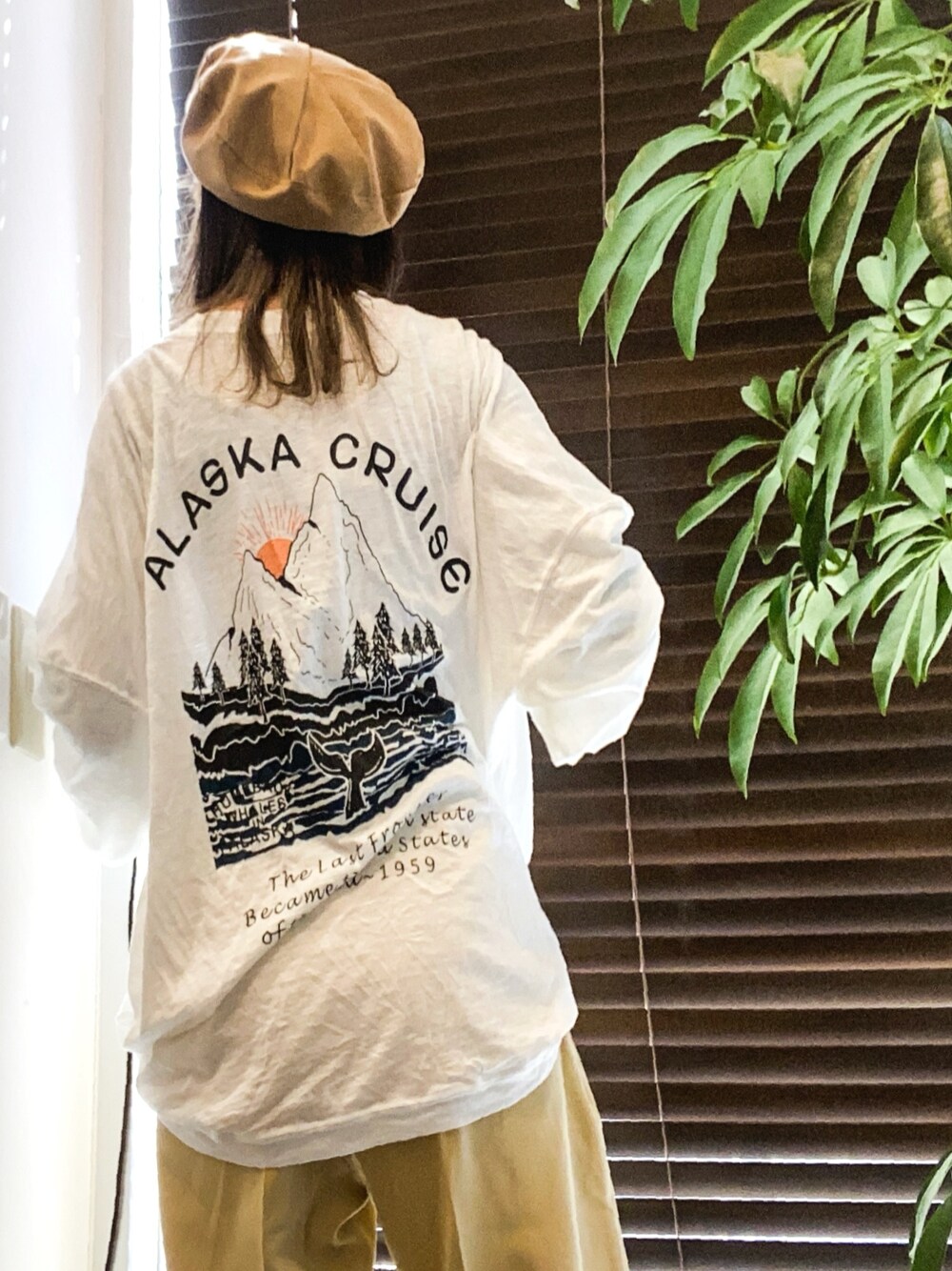 「カジュアル、ビッグシルエット、ナチュラル、ラクチンコーデ、ベレー帽、ゆったりコーデ、バックプリント」｜「Didot.のアイテム（トップス、ホワイト系）」を使った、Uu+さん（レディース・162cm）の春コーディネートの1枚目の写真