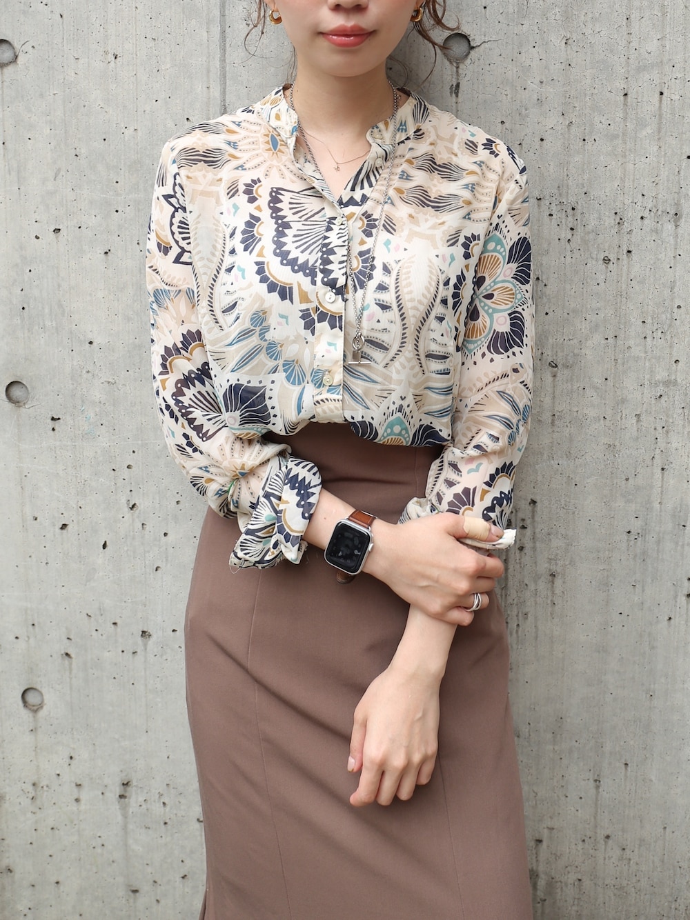 「大人コーデ、きれいめカジュアル、シャツ、秋コーデ、秋服準備はじめました、louren、ロングスカート、マーメイドスカート」｜「lourenのアイテム（スカート、ブラウン系）」を使った、Uu+さん（レディース・162cm）の秋コーディネートの1枚目の写真