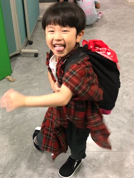 「赤チェック」｜「アイテム（スリッポン）」を使った、manaさん（キッズ・110cm）の秋コーディネート