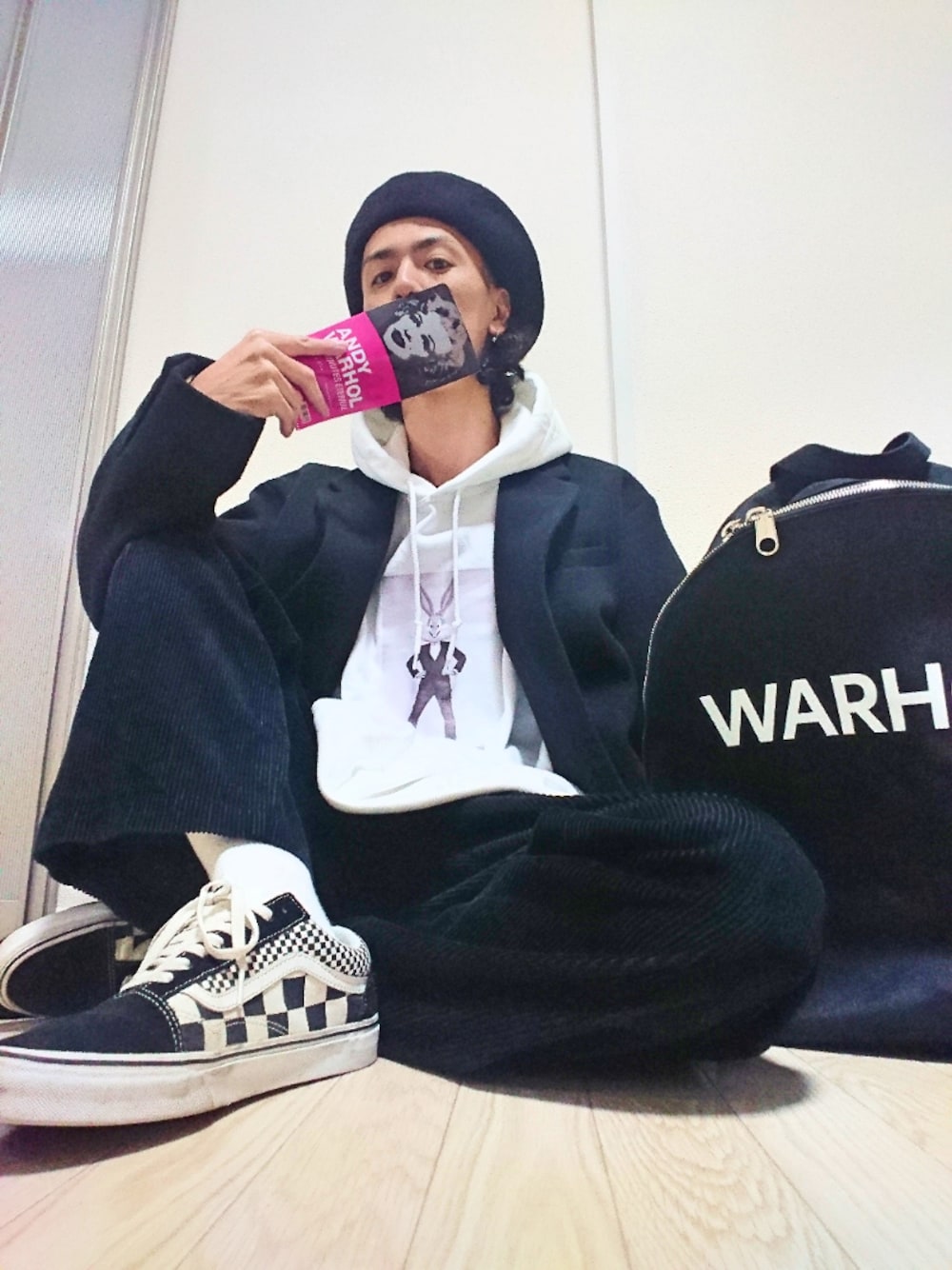 ブラック系のダウンジャケット/コート、ブラック系のパンツ、ブラック系のバックパック/リュックを着用したメンズの冬コーディネートの1枚目の写真