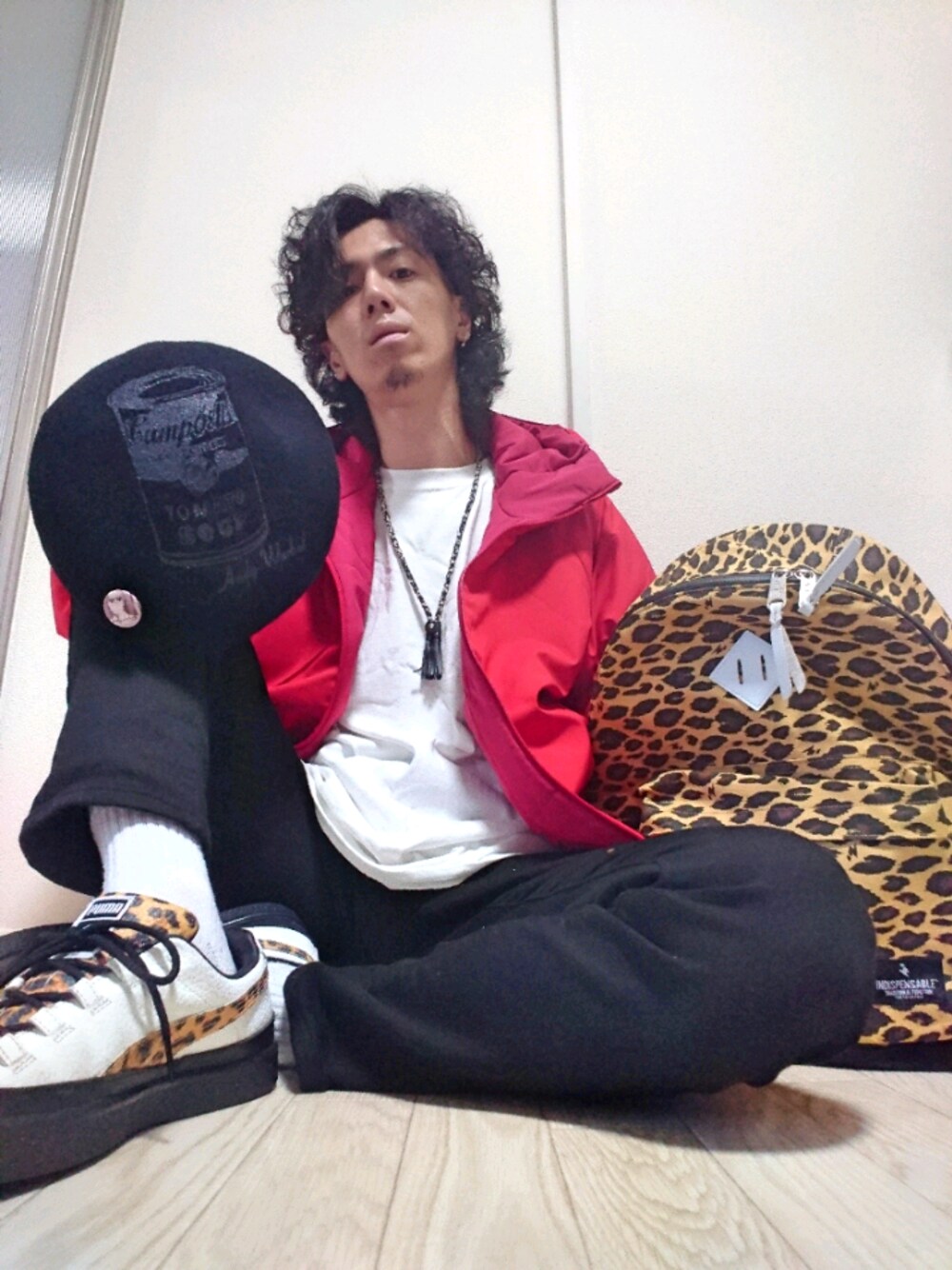 レッド系のブルゾン、ホワイト系のTシャツ/カットソー、ブラック系のデニムパンツを着用したメンズの冬コーディネートの1枚目の写真