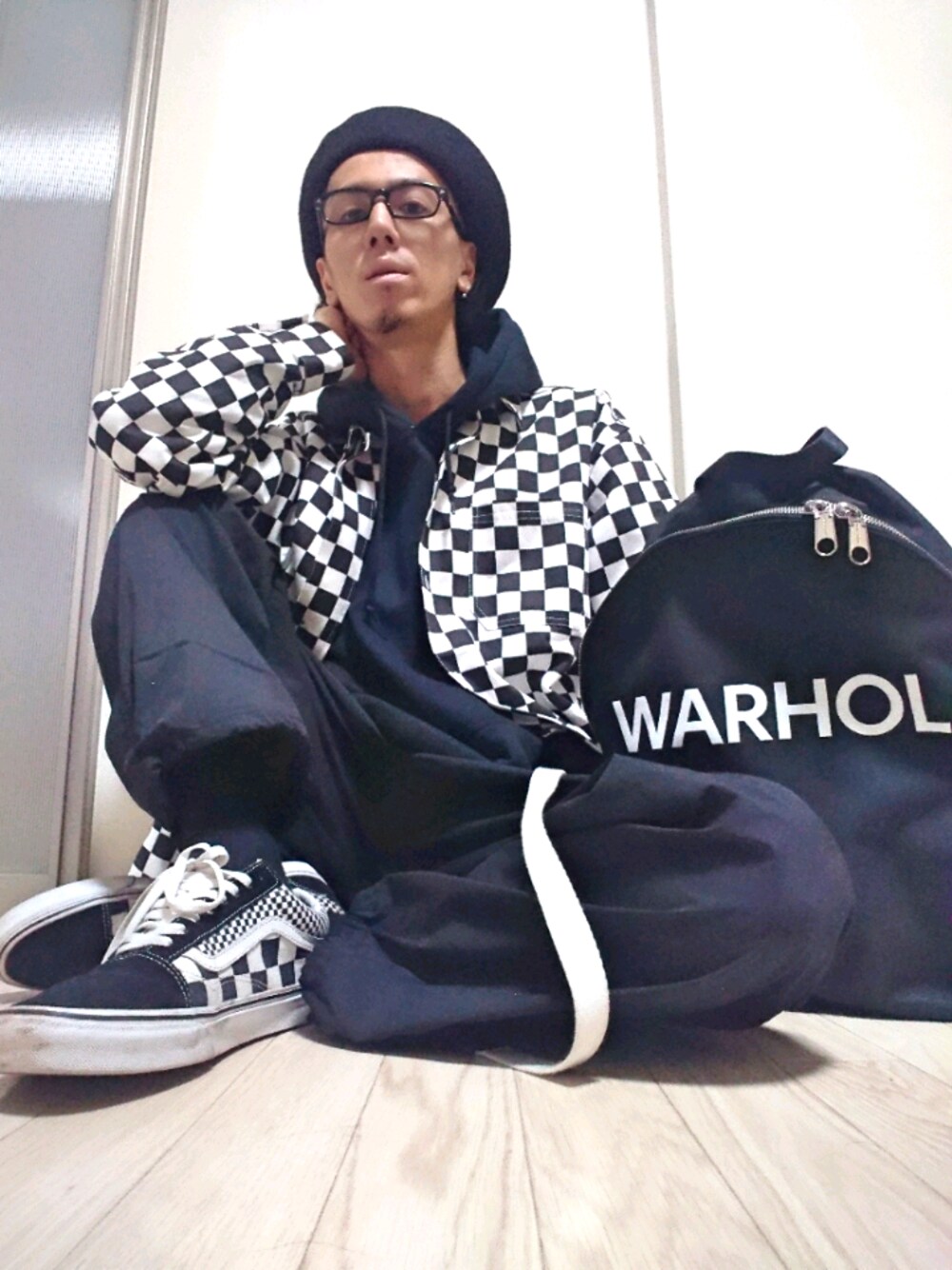 ブラック系のシャツ/ブラウス、ブラック系のパーカー、ブラック系のその他パンツを着用したメンズの春コーディネートの1枚目の写真