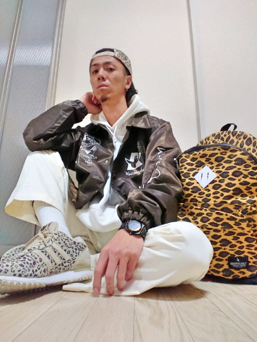 ブラウン系のその他アウター、ホワイト系のパーカー、ホワイト系のその他パンツを着用したメンズの春コーディネートの1枚目の写真