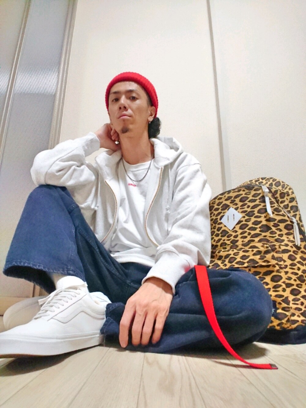 ホワイト系のパーカー、ホワイト系のTシャツ/カットソー、ブルー系のデニムパンツを着用したメンズの春コーディネートの1枚目の写真