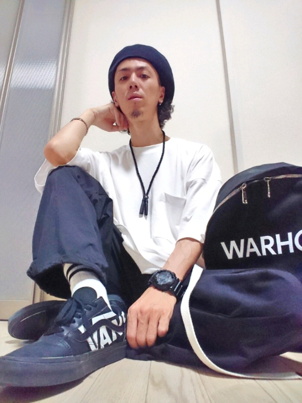 ホワイト系のTシャツ/カットソー、ブラック系のその他パンツ、ブラック系のバックパック/リュックを着用したメンズの夏コーディネートの1枚目の写真