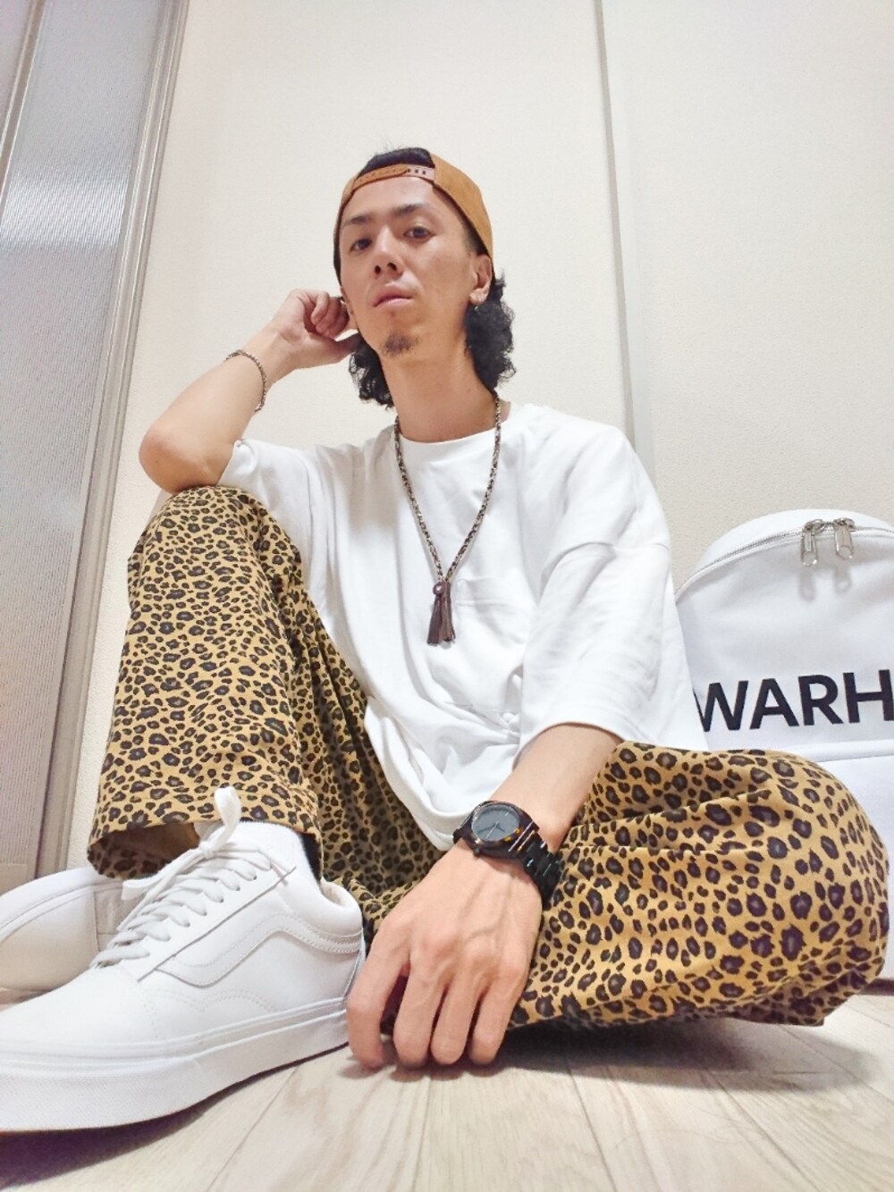 その他のその他パンツ、ホワイト系のスニーカー、ホワイト系のバックパック/リュックを着用したメンズの夏コーディネートの1枚目の写真