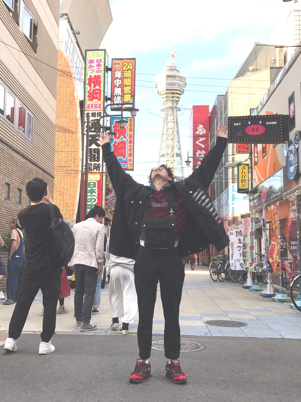 「RAF SIMONS、rafsimons×adidas、RAFSIMONS×EASTPACK、gosharubchinskiy、OLIVER PEOPLES、dessin de mode、オーバーサイズ、大阪、ゴールデンウィーク」｜「OLIVER PEOPLESのアイテム（メガネ、ブラック系）」を使った、みたさん（メンズ・180cm）の春コーディネートの1枚目の写真